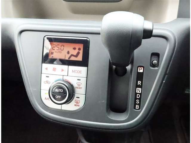 こちらのシフトは、車両にマッチしたデザインになっています！握りやすく、操作し易い配置になっていますので、いつも触れるシフトだからこそ、大切ですね！