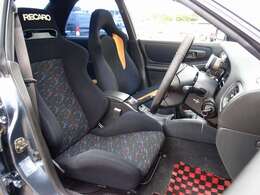 運転席は人気のRECAROセミバケットシートに変更済み。切れや目立つような擦れも御座いません。ご希望に応じてBRIDE製シートなどの変更も可能です。お気軽にご相談下さいませ