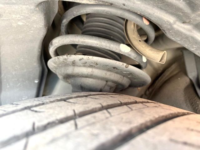 お車を安心してお乗りいただく為には、足回りの定期点検が欠かせません。サービスサポート（有償保証）では無料点検もご提供しており、安心のカーライフをお過ごしいただけるサポート体制が整っています。
