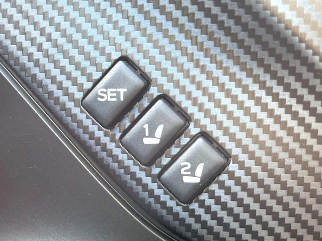 【メモリー機能付きパワーシート】ドライバーごとに設定したシート位置を記憶して、ボタン一つで切り替えできる便利な機能！運転する方が複数名いらっしゃるご家庭におすすめです♪