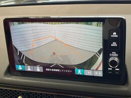 【バックカメラ】駐車時に後方がリアルタイム映像で確認できます。大型商業施設や立体駐車場での駐車時や、夜間のバック時に大活躍！運転スキルに関わらず、今や必須となった装備のひとつです！