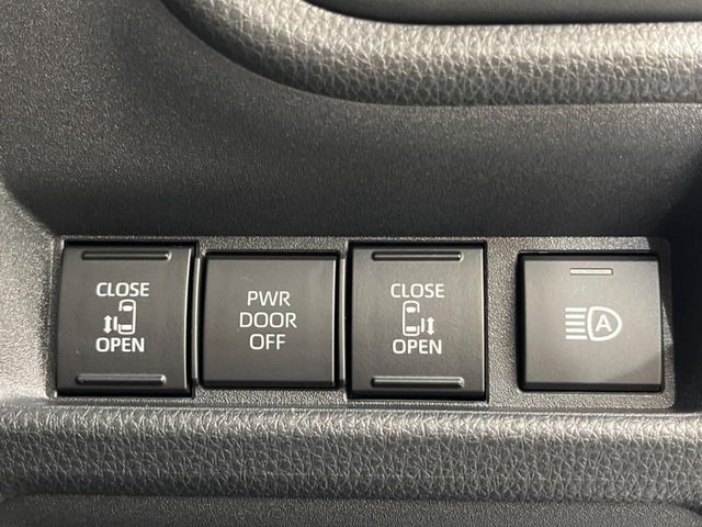 【両側パワースライドドア】スマートキーや運転席のスイッチで後席両側スライドドアの開閉が可能♪電動だから力を入れてドアを開ける必要が無く、小さなお子様でも簡単に開け閉めでき快適です♪