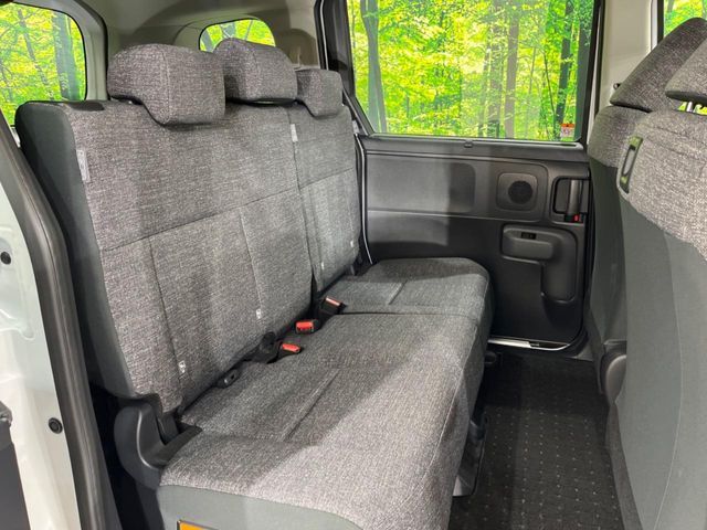 後部座席も気になるようなキズ・汚れやへたり等、大きなダメージはなく、良好な状態です。