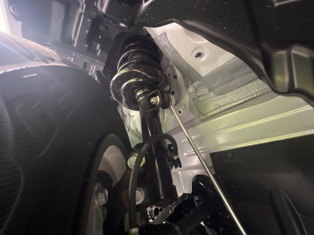 お車を安心してお乗りいただく為には、足回りの定期点検が欠かせません。サービスサポート（有償保証）では無料点検もご提供しており、安心のカーライフをお過ごしいただけるサポート体制が整っています。