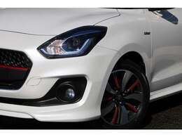 エクステリアは、フェンダーの張り出し感を強調し、力強さと安定感のあるスタイリングとした。大開口フロントグリルを中心としたフロントマスクで力強さと存在感を表現。