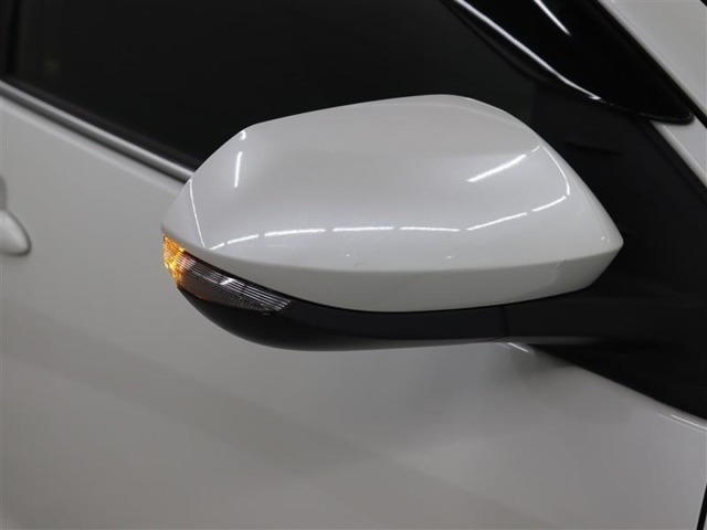 サイドターンランプ付きドアミラー。車両のドレスアップと右左折時の被視認性を兼ね備えたお洒落なミラーです。