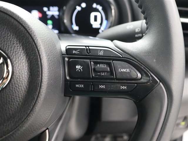 レーダークルーズコントロール使用時に、同一車線内中央を走行できるよう操舵を支援するレーントレーシングアシスト［LTA］が装着されています。