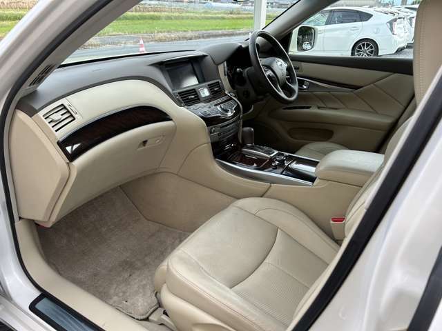 【一般店】前オーナー様⇒買取店⇒オートオークション⇒販売店⇒新しいオーナー様　【当社】前オーナー様⇒オートレッツ⇒新しいオーナー様　この仕組みで当店では【安心】と【お得】を追及させて頂いております