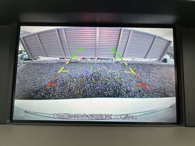 バックカメラが付いているので、後退時には後方の安全を確認出来ます。