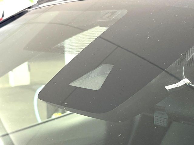 【トヨタセーフティセンス】走行中に前方の車両等を認識し、衝突しそうな時は警報とブレーキで衝突回避と被害軽減をアシスト。より安全にドライブをお楽しみいただけます。