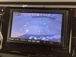 リバースギアに入れるだけで後方の表示へ切り替わります。夜間や雨の日の駐車も楽になりますよ。