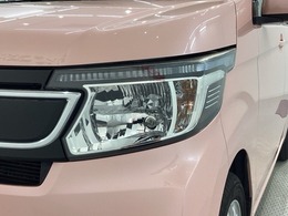 ディスチャージヘッドライト搭載でしっかり明るく照らしてくれるので、夜間走行や不慣れな道でも安心です。