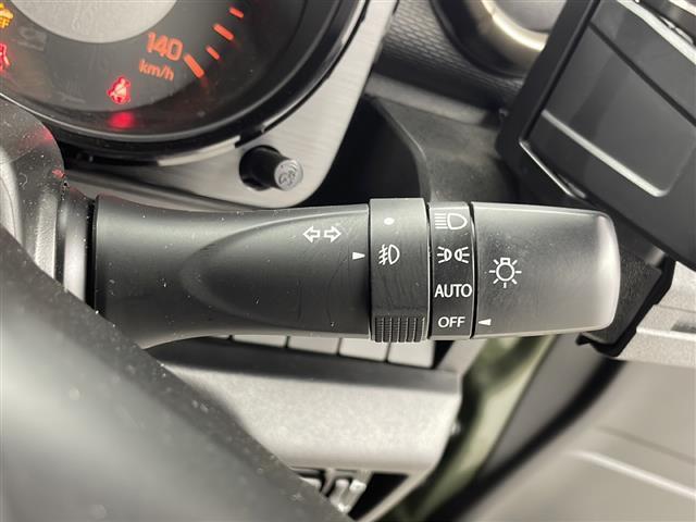 【オートライト（AUTO）】外の明るさをシステムが感知して、自動でヘッドライトが点灯します！ヘッドライトをつけ忘れを防ぐ便利機能です。