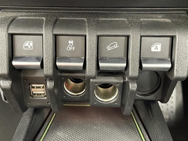 【ヒルディセントコントロール（4WD）】急な下り坂を降下する際でも、システムが安全な速度での走行を維持できるようにブレーキ制御を行い、サポートします！オフロード・積雪路などで活躍します！