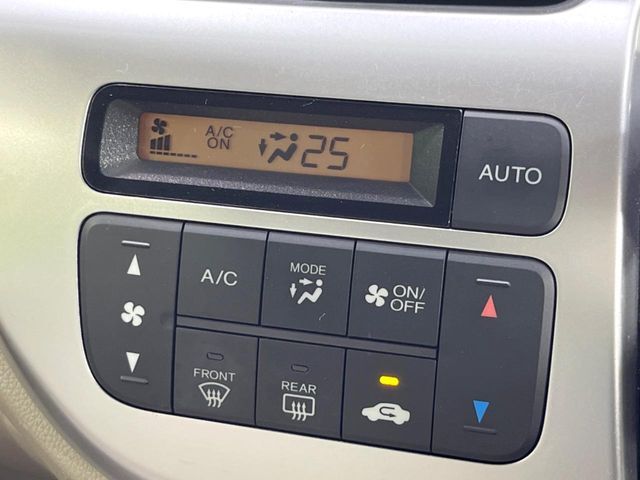 【オートエアコン】一度お好みの温度に設定すれば、車内の温度を検知し風量や温度を自動で調整。暑い…寒い…と何度もスイッチ操作をする必要はありません。快適な車内空間には必須の機能ですね♪
