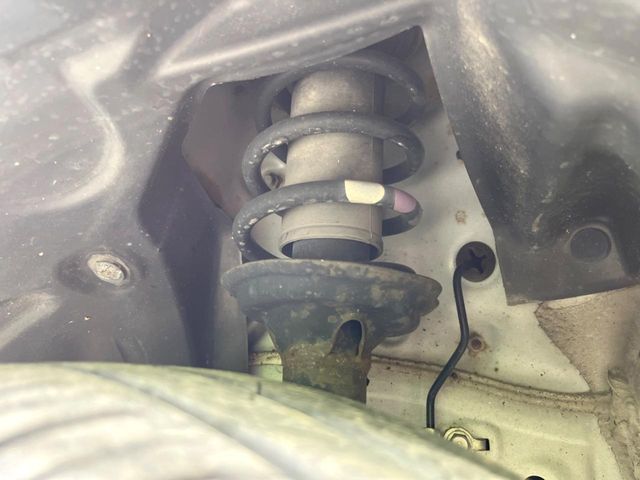 お車を安心してお乗りいただく為には、足回りの定期点検が欠かせません。サービスサポート（有償保証）では無料点検もご提供しており、安心のカーライフをお過ごしいただけるサポート体制が整っています。