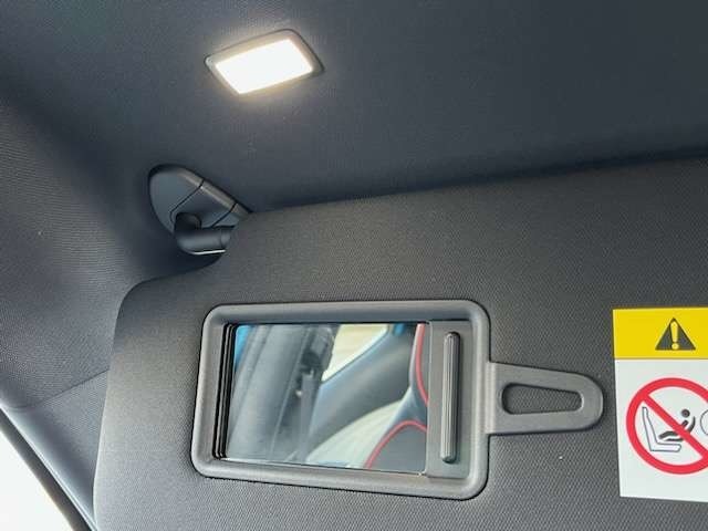 運転席、助手席のサンバ-ザ-には、バニティーミラ-が装備され、バニティ-ミラ-の蓋が照明のスイッチになっております。