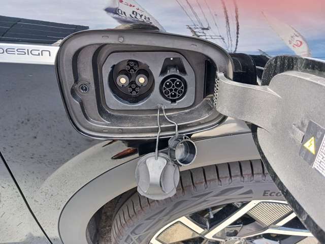 1回のフル充電で航続距離は470km（WLTC値自社調べ、カタログ値）のBEV。自宅や勤務先、さらにはお出かけ先での充電もCHAdeMO急速充電に対応しています