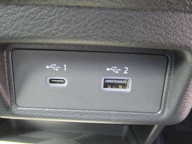 USBソケット　走行中にスマートフォンやタブレット端末を充電することができます。