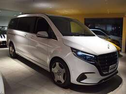 デジタルインナーミラー・エクスクルーシブグリル・ボンネットマスコット・イルミネーテッドラジエターグリル・サイドスカートクロームライン