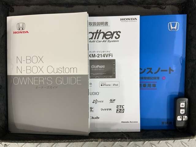 スマートキーは鍵をバッグに入れたままでもドアロックの開閉やエンジンのON・OFFができます。夜間や雨の日も鍵を探さなくて良いので便利です。