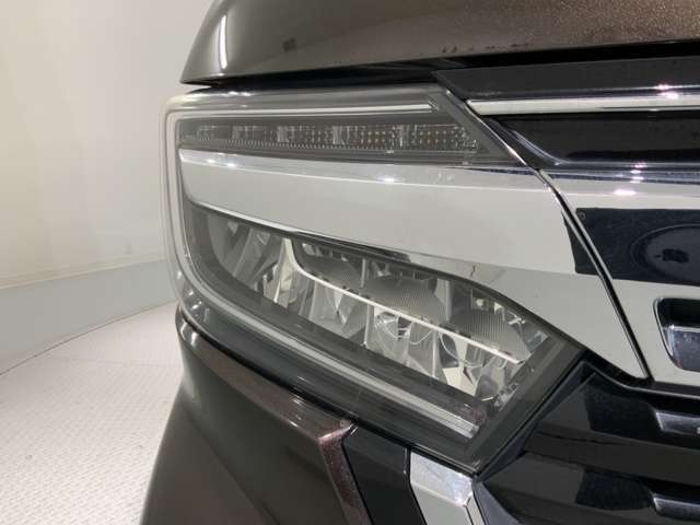 LEDヘッドライトは、点灯の瞬間から最大光量を発揮し、突然暗くなるトンネルなどでの安定感を高めます。