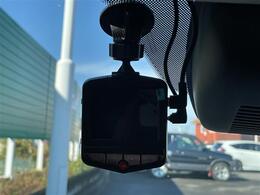 【ドライブレコーダー】映像・音声などの運転中の記録を残します。事故などを起こした起こされた時の証拠になりえますので、もしも時でも安心ですね。