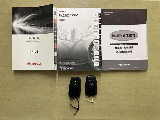 メンテナンスノートと備え付けのカギの画像になります。