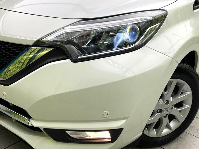 【LEDヘッドライト】悪天候や夜間走行時も良好な視界を確保し安心して運転できる高輝度LEDヘッドライトを装備！点灯速度が早く、消費電力も抑えられています。
