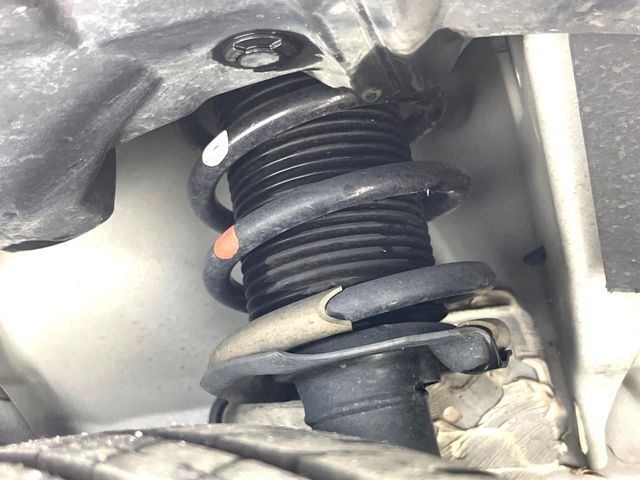 お車を安心してお乗りいただく為には、足回りの定期点検が欠かせません。サービスサポート（有償保証）では無料点検もご提供しており、安心のカーライフをお過ごしいただけるサポート体制が整っています。
