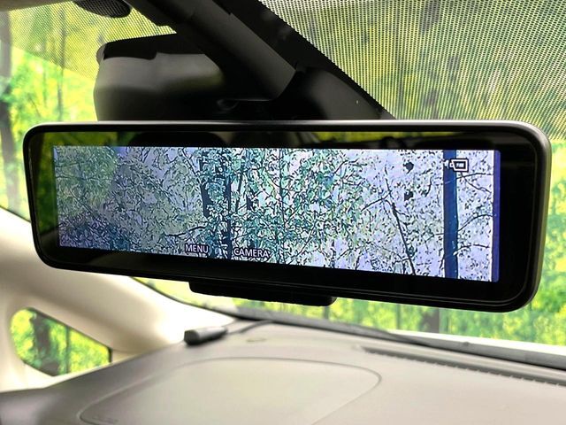 【インテリジェントルームミラー】後席の大きな荷物や同乗者で後方が確認しづらい時でも安心！カメラが撮影した車両後方の映像をルームミラー内に表示。クリアな視界で状況の確認が可能です！