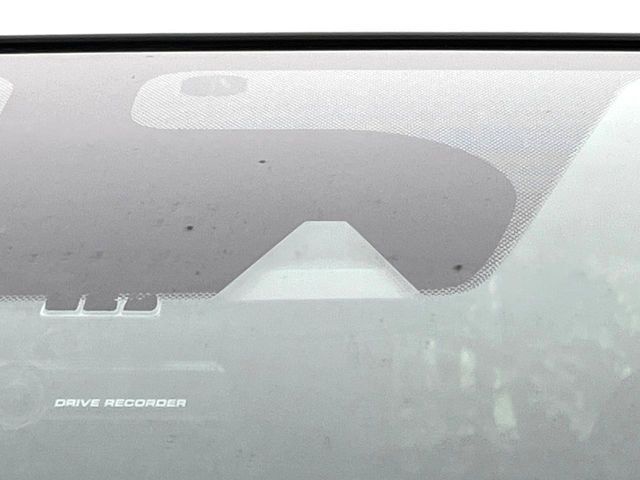 【エマージェンシーブレーキ】走行中に前方の車両等を認識し、衝突しそうな時は警報とブレーキで衝突回避と被害軽減をアシスト。より安全にドライブをお楽しみいただけます。