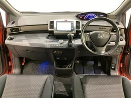 車内は光触媒抗菌消臭施工済です。インパネ周りはスタイリッシュなデザインです。グローブボックスやカップホルダーのほかにトレーなどたくさんの収納スペースが付いています。