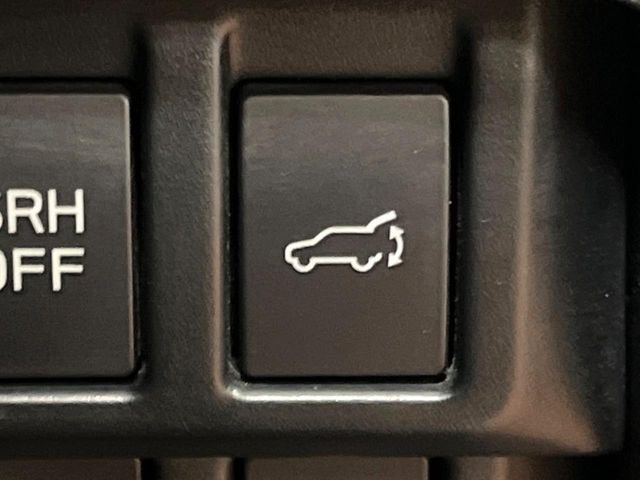 【パワーバックドア】スマートキーや運転席のボタンを押すだけでリアゲートが自動で開閉します！荷物を持っている時や、高い位置にあるバックドアを閉める際に便利な機能です♪