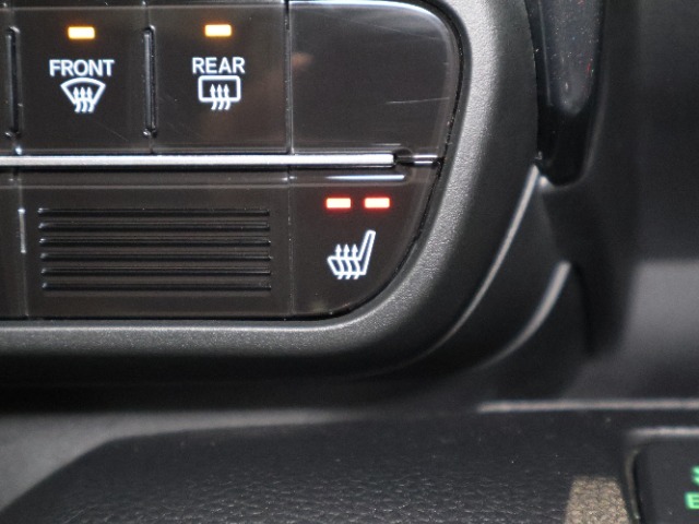シートヒーター装備付き車！！座席に埋め込まれた電熱線によりシートを暖めることが出来る装備で、温められたシートは、寒い冬には最適です！！