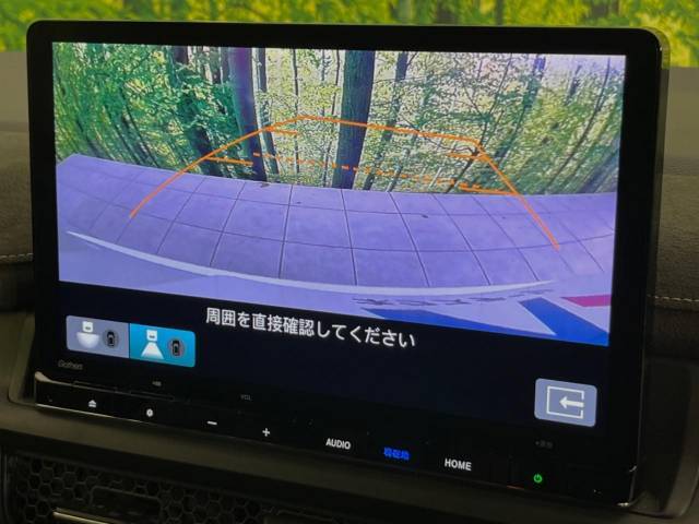 【バックカメラ】駐車時に後方がリアルタイム映像で確認できます。大型商業施設や立体駐車場での駐車時や、夜間のバック時に大活躍！運転スキルに関わらず、今や必須となった装備のひとつです！