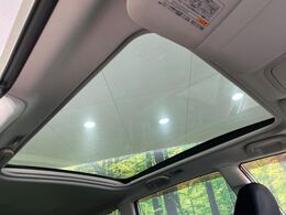 【ガラスルーフ】ガラスルーフ搭載で車内の解放感が一気にアップ！開放的なドライブをお楽しみいただけます。