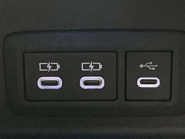 こちらのクルマはUSB接続コネクタも装備されています♪スマホの充電などにお使い下さい。ご旅行中での充電切れも、これなら心配いりませんね！