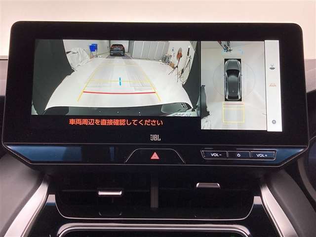 バックカメラの他に上から見下ろしたような画像が見れるアラウンド（全方位）モニター。前後左右を把握できる、すごい機能が装備されています！