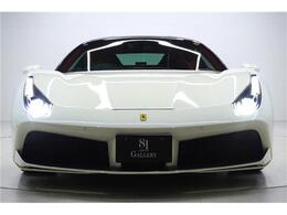 カーボンファイバー製リアエアダクト　カーボンファイバー製エンジンカバー　スペシャルカラードステッチ　LED付カーボンファイバー製ステアリングホイール　フロントリフター　前面プロテクションフィルム施工済