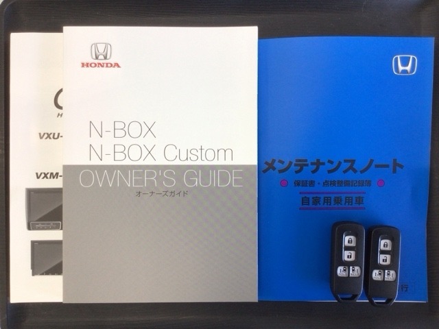 スマートキーは鍵をバッグに入れたままでもドアロックの開閉やエンジンのON・OFFができます。夜間や雨の日も鍵を探さなくて良いので便利です。