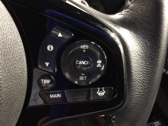 クルーズコントロールを装備しています。高速道路などで一定の速度で走ってくれるので運転が楽ですよ！速度を設定できますので、スピードの出しすぎにも注意できます。