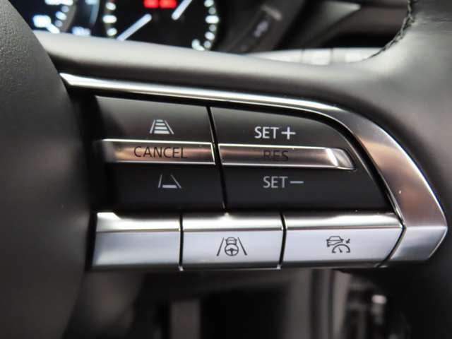 ☆クルーズコントロールはアクセルから足を離しても車速を一定に保つことが出来ます。ずっとアクセルを踏んでいる必要がないため、ドライバーの負担軽減に繋がります☆