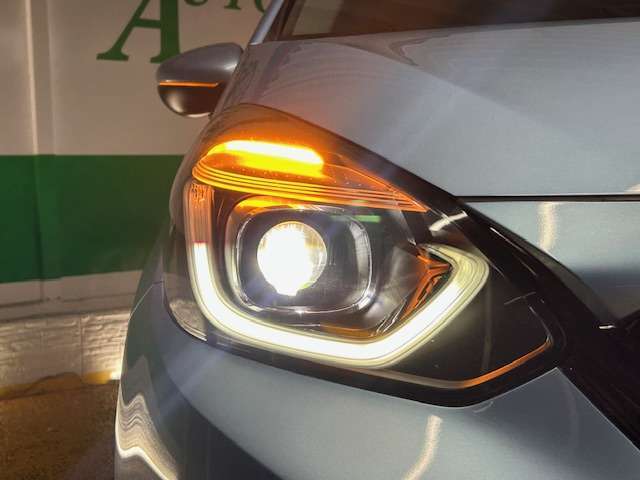 明るいLEDヘッドライトとフォグも付いて夜間走行も安心です！