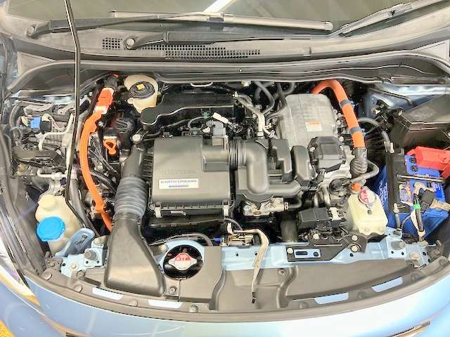 エンジンルームの状態もキレイで機関も良好です！当社では仕入時に90ヵ所以上の点検項目の確認や試乗も実施してます！問題のない車両を店頭にて販売しております！