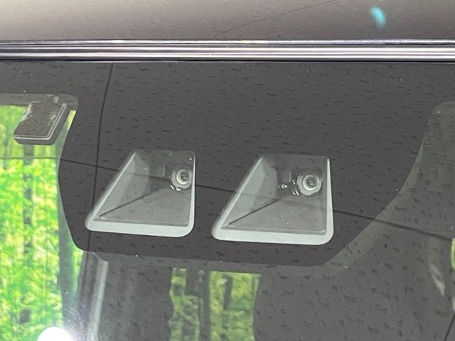 【スマートアシスト】走行中に前方の車両等を認識し、衝突しそうな時は警報とブレーキで衝突回避と被害軽減をアシスト。より安全にドライブをお楽しみいただけます。