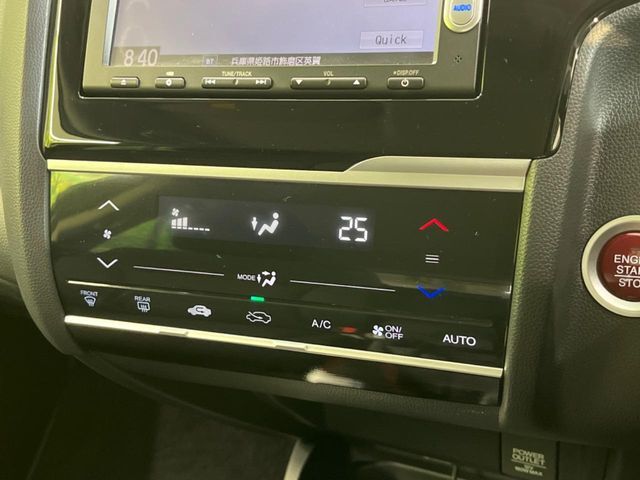 【オートエアコン】一度お好みの温度に設定すれば、車内の温度を検知し風量や温度を自動で調整。暑い…寒い…と何度もスイッチ操作をする必要はありません。快適な車内空間には必須の機能ですね♪
