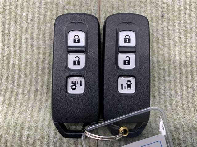 ポケットやバックにキーを入れたままドアロックの開閉ができスマートキー。