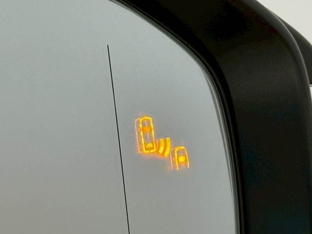 【ブラインドスポットモニター（BSM）】車線変更時に車両後方から来る車両を検知し安全をサポートする装置です。