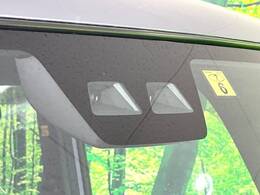 【スマートアシスト】走行中に前方の車両等を認識し、衝突しそうな時は警報とブレーキで衝突回避と被害軽減をアシスト。より安全にドライブをお楽しみいただけます。